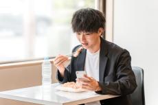 孤食の寂しさ、紛らすため？　若年層の8割がスマホ見ながら飯　「食事が作業的になっていると感じる」