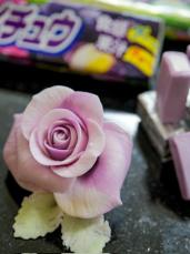 きれいなバラの花！ え、まさかあのお菓子で作ったの？「繊細で本物のよう、ほんと凄い」