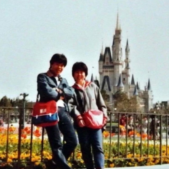 20代で訪れた東京ディズニーランド「41年ぶりの」同じ場所で記念撮影！夫婦の写真が話題「長い年月を経て、素敵な一枚」　