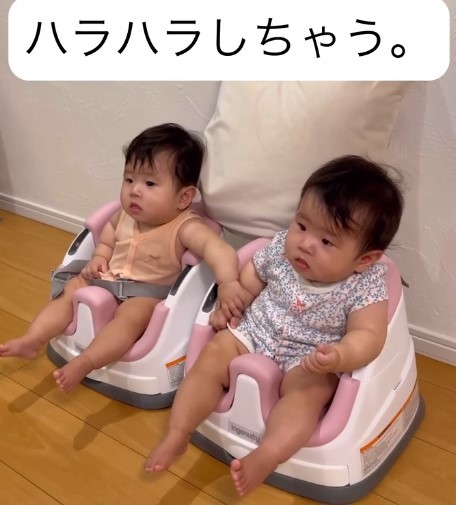 1歳双子の赤ちゃん、テレビを見ていたら→悪者が出てきて、リアクションの差に！？　「性格の違いがよくわかる」「ふたりだから安心」