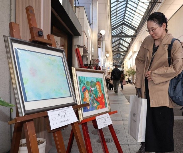 モチーフはモネや児島虎次郎…市民が自由な発想で描いた「名画」90点を店先に　岡山・倉敷「商店街まるごと美術館」