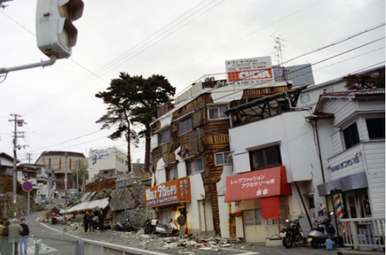 「何てばかなことを聞いたんだ」母亡くした少女をおんぶで病院へ…阪神・淡路で救出した大学生、30年ぶりの再会で蘇る後悔