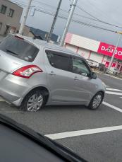 後輪タイヤが破裂！火花をまき散らしながら走行する乗用車を目撃　運転手は高齢者…何が起きていた？