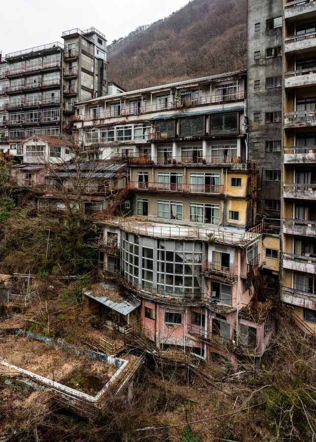 「見える建物、全て廃墟」鬼怒川沿いに今も残る廃業した旅館が話題　「バブル期の産物」「廃れっぷりが半端ない」