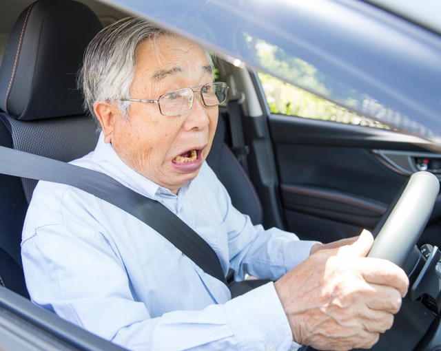 橋の通行中に緊急事態！トラクターの農機具が道を塞ぐ　郊外ドライブで遭遇した大型落下物トラブル…覚えておきたい「道路緊急ダイヤル」＃9910