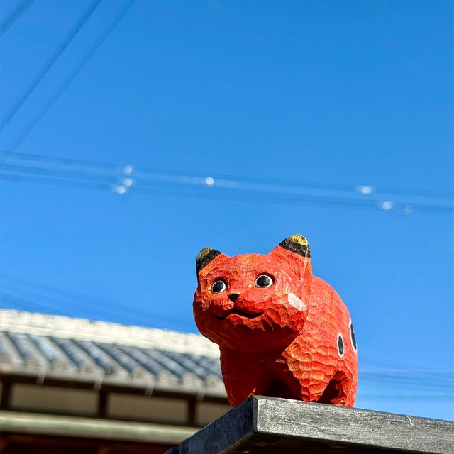 「赤べこ」ならぬ「ねこべこ」、手のりサイズの真っ赤な木彫り作品に反響　福島県民も「欲しい」