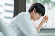 共通テストの問題用紙、ブルーライトで照らすと→浮かび上がる謎の英数字「隠し機能があるなんて」「付加価値がすごい」