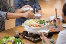 家族で鍋を囲むと会話が増える？　子どもがいる男女1001人に聞いた家族で食べたい鍋、1位は？