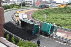 北九州都市高速道路でトレーラー横転、石炭が散乱　12時間通行止め