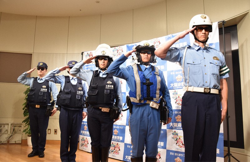 酷暑を乗り切るために　大阪府警もサングラスやネックリング導入