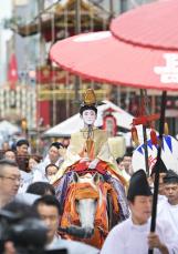 京都・祇園祭　長刀鉾の稚児が「社参の儀」　大勢の行列従え出発