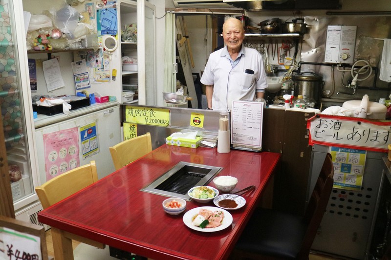 “日本一小さな”焼き肉店　81歳の店主を再起させた「病床での約束」