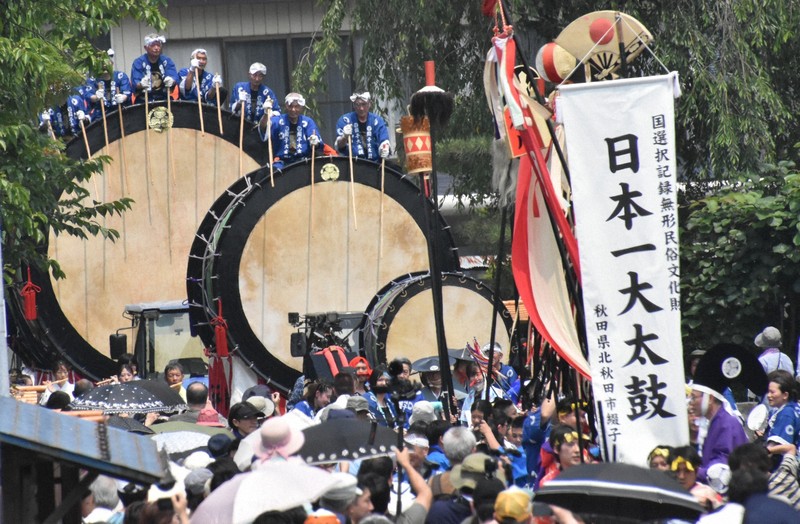 3.8mの大太鼓とどろかせ　北秋田で例大祭　高橋克典さんも参加