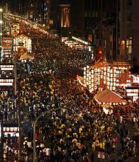 京都・祇園祭　祇園囃子が響き、観光客でにぎわう　前祭の宵山3日目
