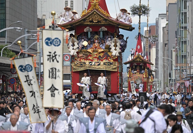 祇園祭の山鉾巡行が始まる　「コンチキチン」華麗に都大路を進む