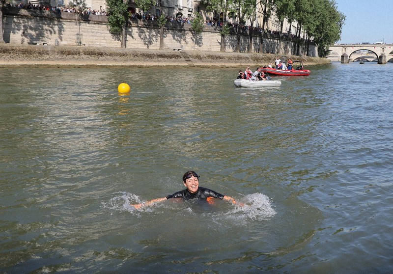 セーヌ川を泳ぐパリ市長　五輪競技会場、水質「安全」アピール