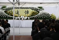 京アニ放火5年　事件跡地で追悼式　遺族やスタッフら140人参列