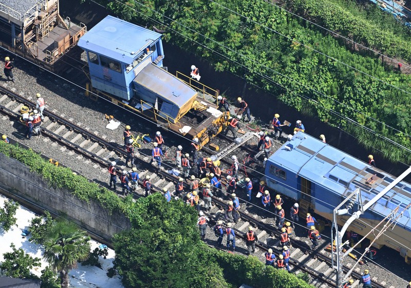 東海道新幹線、保守車両が衝突脱線　全面再開の見通し立たず