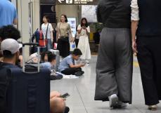 「駅に人があふれ…」「着替えがない」　東海道新幹線の運休で混乱