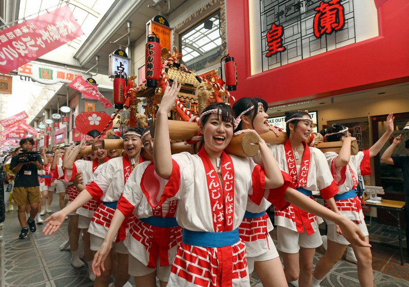 天神祭盛り上げる「ギャルみこし」　大阪の商店街練り歩く