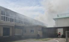千葉・我孫子の納屋で火災、隣接の小学校体育館に延焼