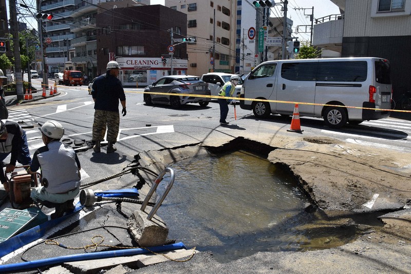 ドンと地鳴り、水噴き出し「道路が川に」　千葉・松戸で水道管に穴