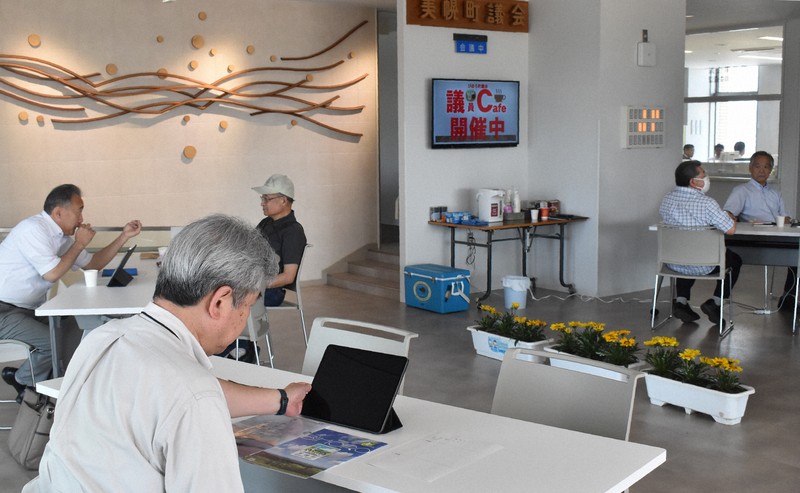 町長や議員と「カフェ」で交流　北海道2町でオープン　その狙いは