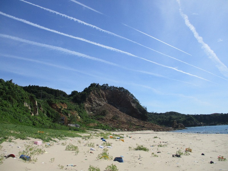 にぎわいはきっと戻る　石川・輪島の琴ケ浜、青空に五線譜