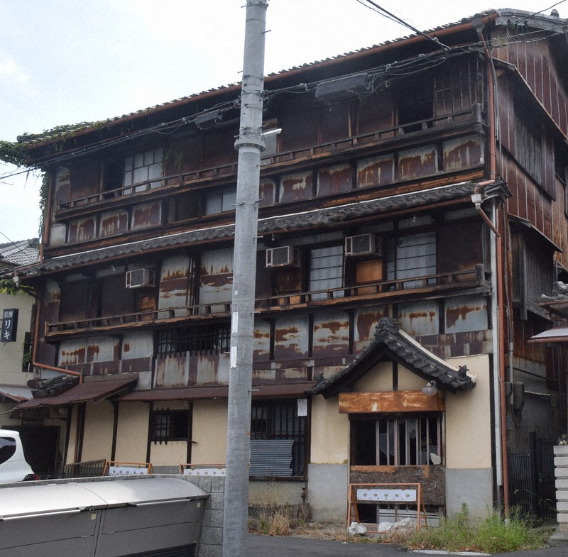 明治期の遊郭の象徴だった建物解体へ　「特定空き家」に認定　奈良