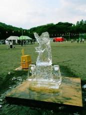 氷彫刻で「体感マイナス5度」を楽しんで　群馬・桐生八木節まつり