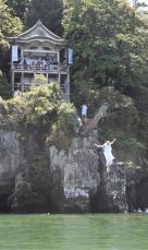 突き出た棹から琵琶湖へ修行僧が7mダイブ　奇祭「伊崎の棹飛び」