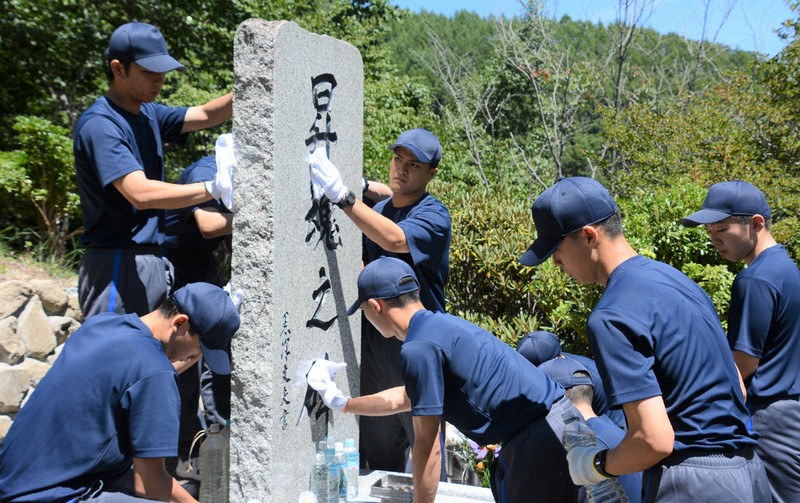 群馬県警察学校の初任科生が慰霊碑清掃　日航機墜落39年を前に