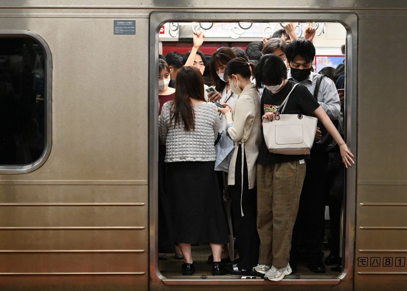 「新聞広げて読む」人もういない?　国交省が鉄道混雑率の表現変更