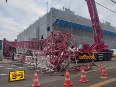 30メートルアームのクレーン車横転、道路塞ぐ　札幌の病院工事