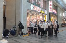 宝飾店で男性店員が腹部を刺される　男性が逃走　大阪・心斎橋