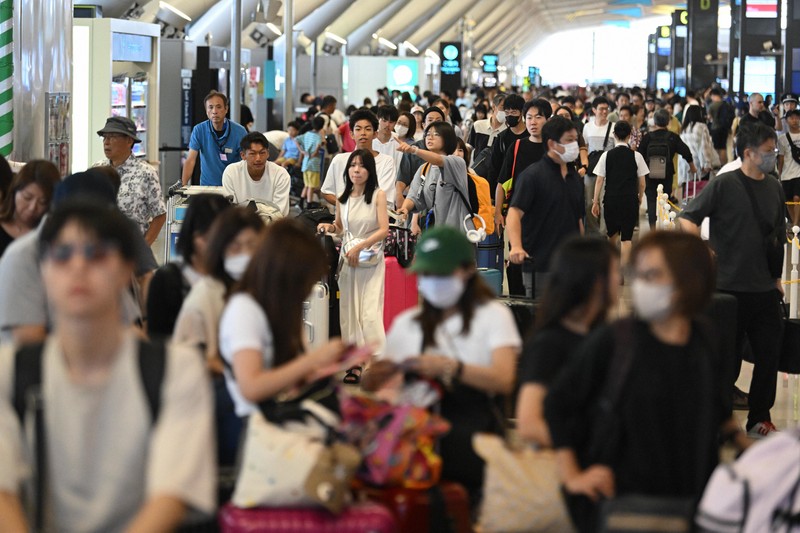 パリへ、グアムへ　お盆の出国ラッシュはじまる　関西空港