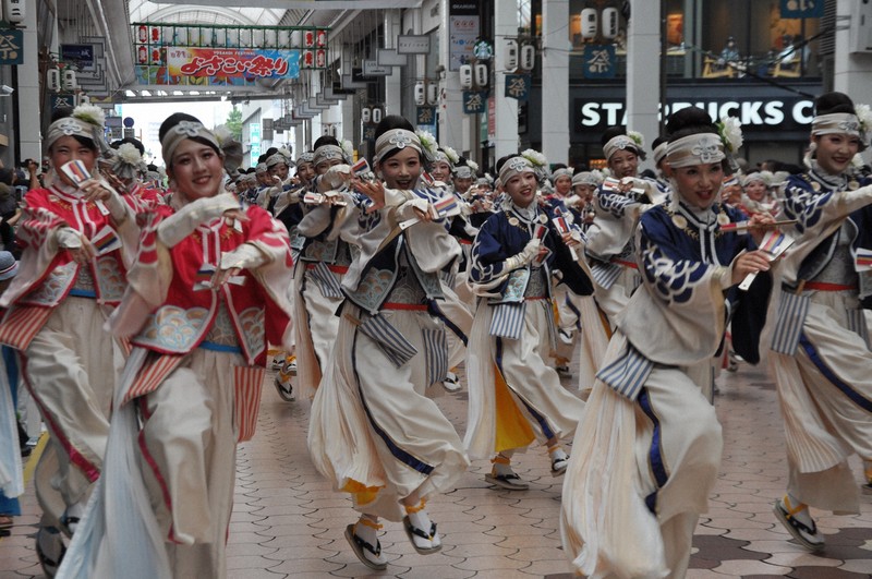 高知よさこい祭り開催、踊り子1万7000人　地震影響で辞退も