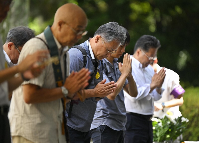 「少しでも供養に」　千鳥ケ淵戦没者墓苑に多くの参拝者　終戦の日