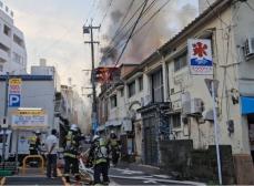 長崎市で集合住宅火災　男児含む3人搬送、80代女性が重傷か