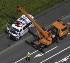 救急車が乗用車と衝突、田んぼに転落　5人搬送　三重・鈴鹿