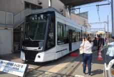 「格好良い」　白と黒色の超低床車両　熊本市電10年ぶり新型