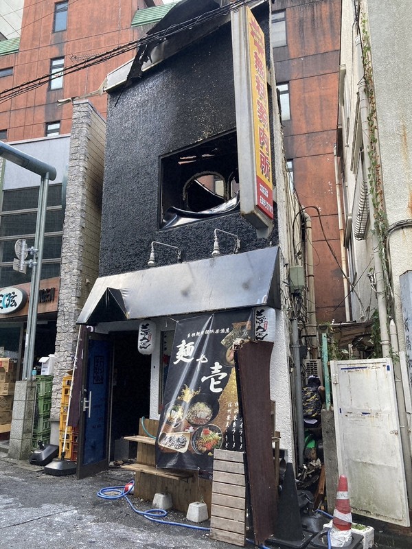 2階建てビル火災　1階飲食店の女性従業員と4カ月長男重体　宇都宮