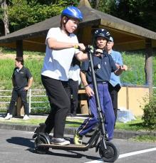 電動スケーター、安全運転を　三重県警が自治体職員らに研修会