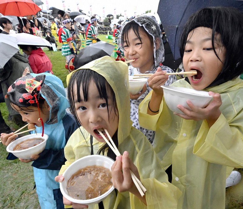 直径6.5メートルの巨大鍋で芋煮3万食　山形で秋の風物詩