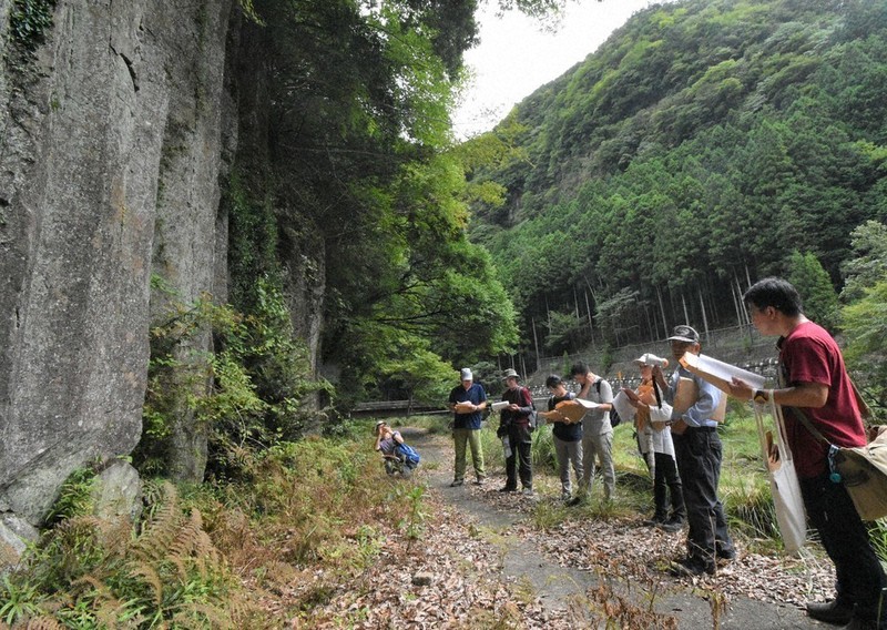 絵札の勝景、間近で　「名張郷土かるた」を巡る旅　学芸員が案内