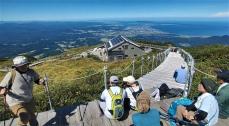 厳しい残暑、山頂で涼を　鳥取・大山、登山者でにぎわう