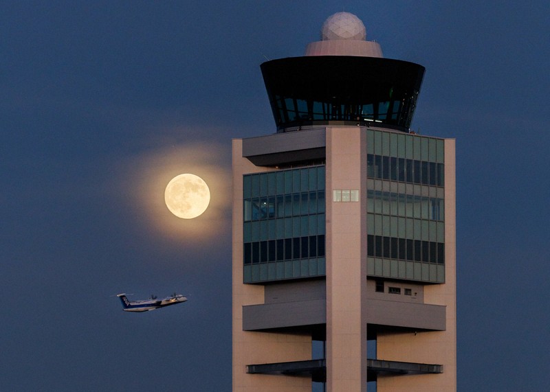 中秋の名月、空の安全見守る　福岡空港の新管制塔　優しく照らす