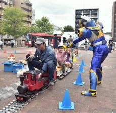 就職氷河期で運転士断念、ミニSL機関士に　自作車両に子ども乗せ快走