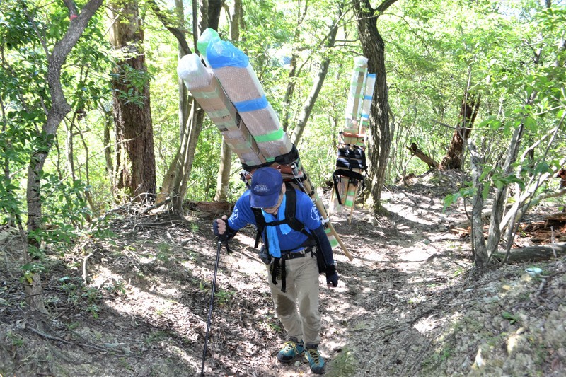 40キロの資機材を担ぎ山頂へ　焼失した神社の再建に向け72歳