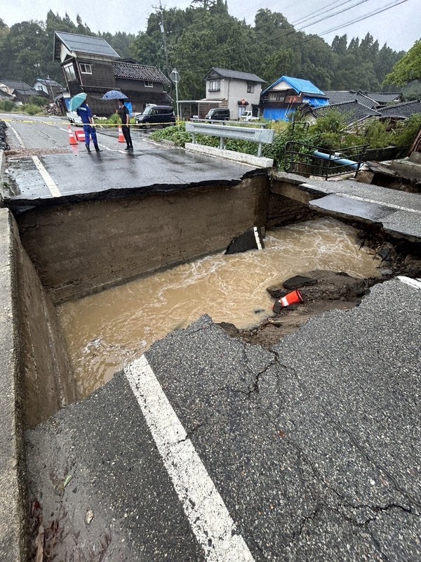 大雨の外出から4時間後　息子から送られてきた道路陥没の写真　石川